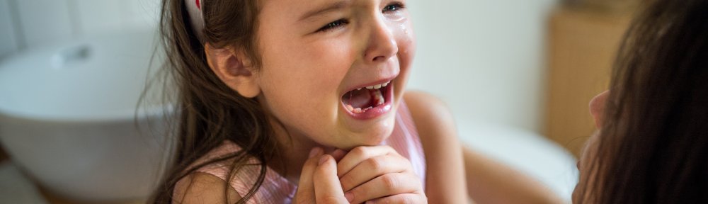 ילדה בוכה - בקיעת שיניים טוחנות תופעות לוואי